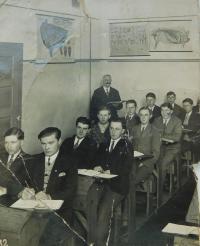 Otec Vladimír Lakva (označen křížkem) při studiích v zemědělské škole