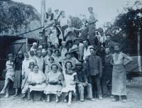 U mlátičky na rodinném hospodářství v Bohuňovicích