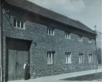 Vladimír Lakva na rodinném hospodářství někdy kolem roku 1968