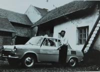 Vladimír Lakva na rodinném hospodářství někdy kolem roku 1968