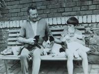 Otec Vladimír Lakva s vnukem a vnučkou