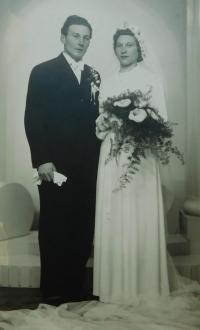 Svatební fotografie rodičů Vladimíra a Marie Lakvových