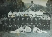 V horní řadě třetí zleva otec Vladimír Lakva u dobrovolných hasičů v Bohuňovicích v roce 1943