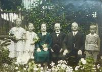 Vlevo matka Marie (Nasvetterová) v dětském věku se svou rodinou