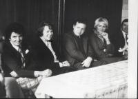 Zora Čapková (první zprava) / Na Festivalu Oty Hofmana v Ostrově / 1981