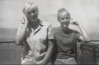 Zora Čapková (vlevo) se žákyní z gymnázia / Náhodné setkání v Jugoslávii / Léto 1969
