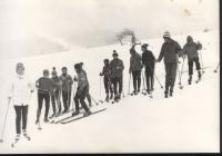 Zora Čapková (vlevo) / Se studenty na lyžích / 2. polovina 60. let