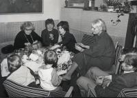 Zprava Václav Čapek, Zora Čapková, druhá zleva Jindřiška Ptáčková / V Ústředním domě pionýrů a mládeže JF v Grébovce / Vánoce 1979
