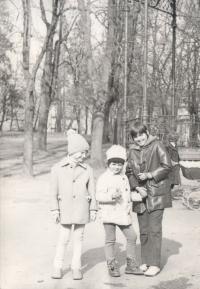 Dcery Z. Čapkové Míša a Zorka (zprava) / První roky v Praze, kolem roku 1975