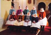 2012 - Jenovefa úplně vpravo s kamarádkami v kroji vdaných žen