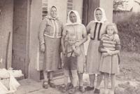 1959 - Jenovefa s dětmi a kamarádkami, malování sklepa v Nechorách