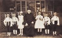 1934 - první svaté přijímání, fotografie u fary
