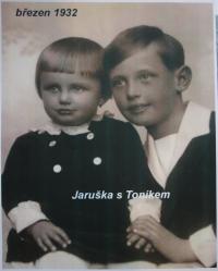 sourozenci - se sestrou Jarmilou - 1932
