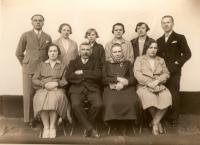 Otec Ladislav Kameníček s rodiči a sourozenci