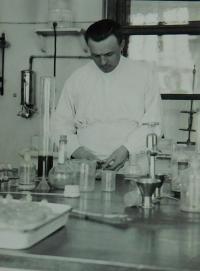 Otec Ladislav Kameníček na studiích