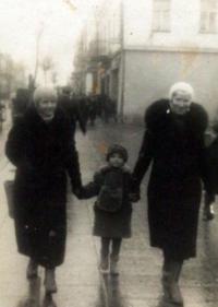 Marie with her mother and aunt in Luck