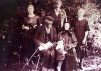 Rodiče otce, žena vlevo je matka pamětnice, dítě je Mariin bratr