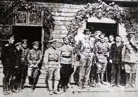 T.G.Masaryk s legionáři (první zprava od T.G.M.je strýc pamětnice)