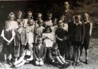 Marie (třetí zleva, zadní řada) na školní fotografii, Encovany 1946