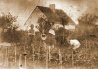S bratry a maminkou, v pozadí náhradní dům na Bojarce