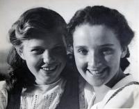 Jamila Sikytová (vlevo) se svojí švagrovou Marií Havlíkovou (roz. Neubertovou)