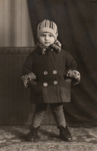 Věra Burešová, 1927