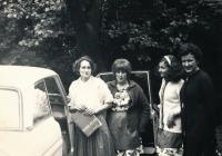 1965, NSR, nová rodina otce, Inge vpravo v černých šatech