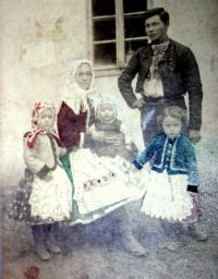 1914 - rodinné foto, Oldřich sedí na klíně matky