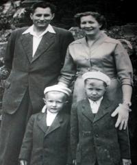 1960 - rodinné foto se syny