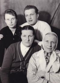 1960 (cca) Manželé Pavlíkovi s Janovou maminkou a babičkou