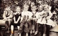 1943 (cca) v Kuželově se sourozenci a dalšími příbuznými