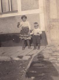 1938 - se sestrou před rodným domem