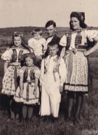 1946 - rodina - Jan Pavlík s rodiči a sestrami