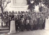 1946 - obecná škola, výlet do Brna (děvčata v kroji)