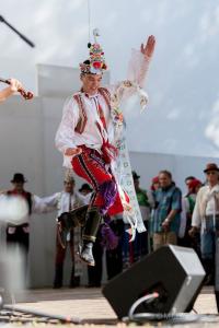 2016 - Jan Pavlík jako porotce v soutěži tanečníků verbuňku (vzadu vpravo v kroji)