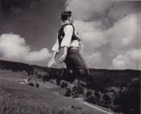 1957 - Krkonoše, zájezd se souborem Mládí, tanec verbuňk