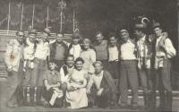 1953 - natáčení filmu "Ještě svatbaa nebyla", vpravo Jan Pavlík, v popředí herci Jana Štěpánková a Josef Bek