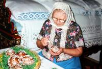 Marie zdobí velikonoční vajíčka - perníky