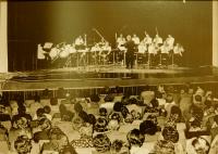 Radoslav Mather jako dirigent orchestru v Ruském domě