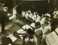 Radoslav Mather jako dirigent swingového orchestru dopravních staveb Olomouc