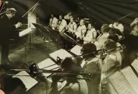 Radoslav Mather jako dirigent swingového orchestru dopravních staveb Olomouc