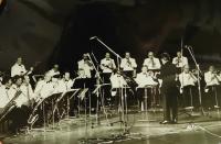 Radoslav Mather jako dirigent swingového orchestru dopravních staveb Olomouc