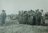 Na krajské soutěži ve skoku padákem v Prostějově v roce 1953