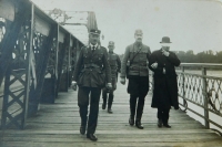 Otec Pamětníka Jan Höchsmann vede v srpnu 1919 maďarského ministra zahraničí Petera Agostona přes opevněný most na Dunaji k jednání o sporné území Petržalky