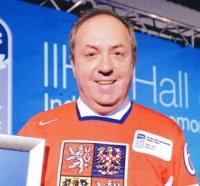 Milan Nový při uvedení do Síně slávy IIHF, rok 2011