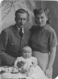 1943 with his parents