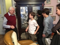 Pamětník se žáky ZŠ Londýnská