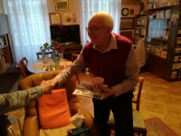 Gustav Oplustil při loučení se žáky