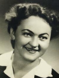 Milada Machů, portrét, Slavičín 1945