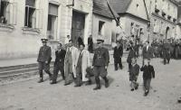 Václav Holba v bílém plášti vpravo, průvod 1. máj 1945, Valašské Klobouky